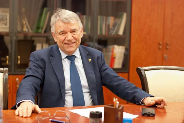 Интервью с председателем Президиума СО РАН академиком Валентином Пармоном
