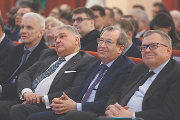 Одни из главных акторов, формирующих научно-техническую политику в России: помощник президента РФ Андрей Фурсенко, президент НИЦ «Курчатовский институт» Михаил Ковальчук, президент РАН Геннадий Красников и член Президиума РАН, академик Владислав Панченко