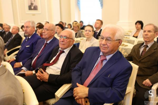 Кто виноват ​в том, что российским академикам в среднем за семьдесят 