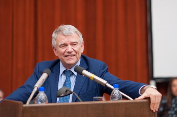 С отчетом в Москве выступил председатель СО РАН академик Валентин Пармон