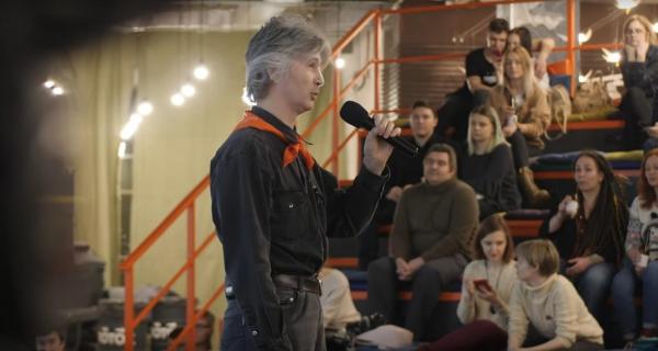 Очередной выпуск ток-шоу "Разберем на атомы" позволил взглянуть на старый спор "физиков и лириков" с нового ракурса