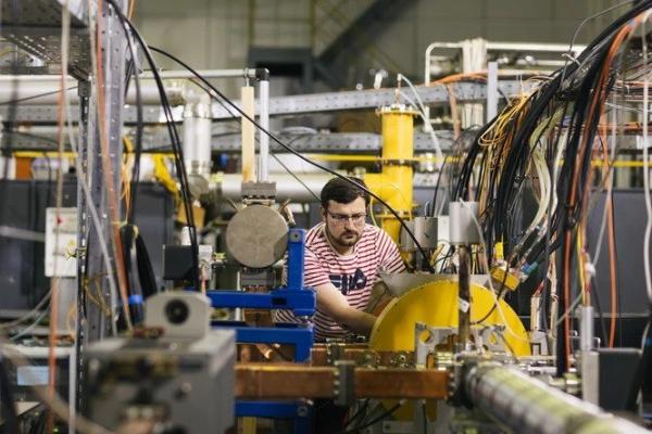 Молодой учёный презентовал дизайн накопительного кольца для комптоновского источника НЦФМ на RuPAC'23