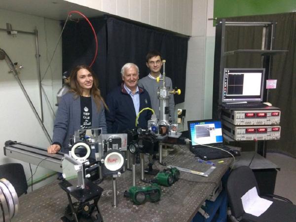 Динамика релаксации возбуждений отличается от теоретических предсказаний