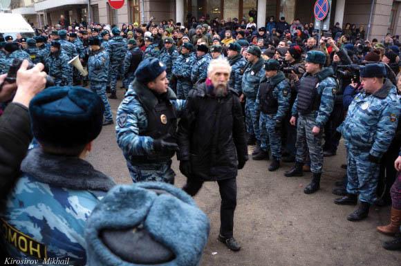 Момент задержания у Замоскворецкого суда академика В.Васильева, председателя Московского математического общества. 22 февраля 2014 года. Фото М. Киросирова