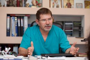 Александр Михайлович Чернявский – д.м.н. профессор, руководитель Центра хирургии аорты, коронарных и периферических артерий Новосибирского научно-исследовательского института патологии кровообращения им. акад. Е.Н. Мешалкина. Фото предоставлено пресс-службой ННИИПК