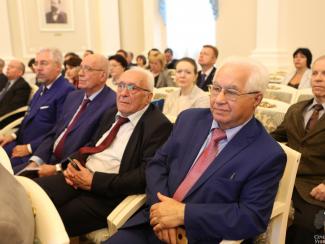 Кто виноват ​в том, что российским академикам в среднем за семьдесят 