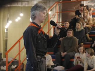 Очередной выпуск ток-шоу "Разберем на атомы" позволил взглянуть на старый спор "физиков и лириков" с нового ракурса