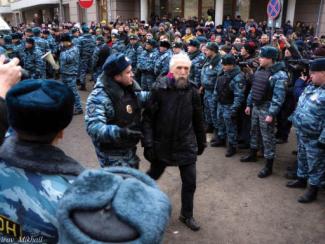 Момент задержания у Замоскворецкого суда академика В.Васильева, председателя Московского математического общества. 22 февраля 2014 года. Фото М. Киросирова